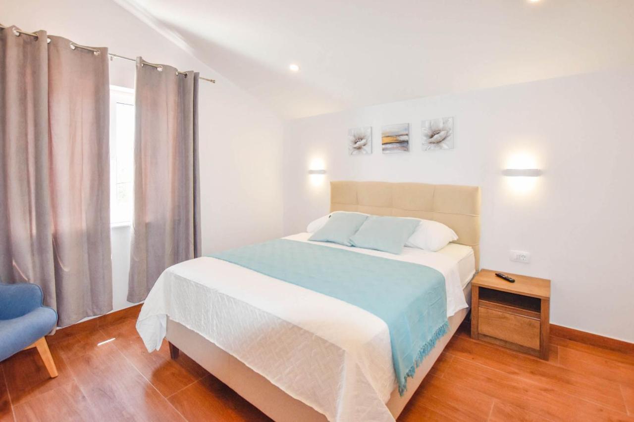 Apartment L And S On The Beach Ugrinici Esterno foto