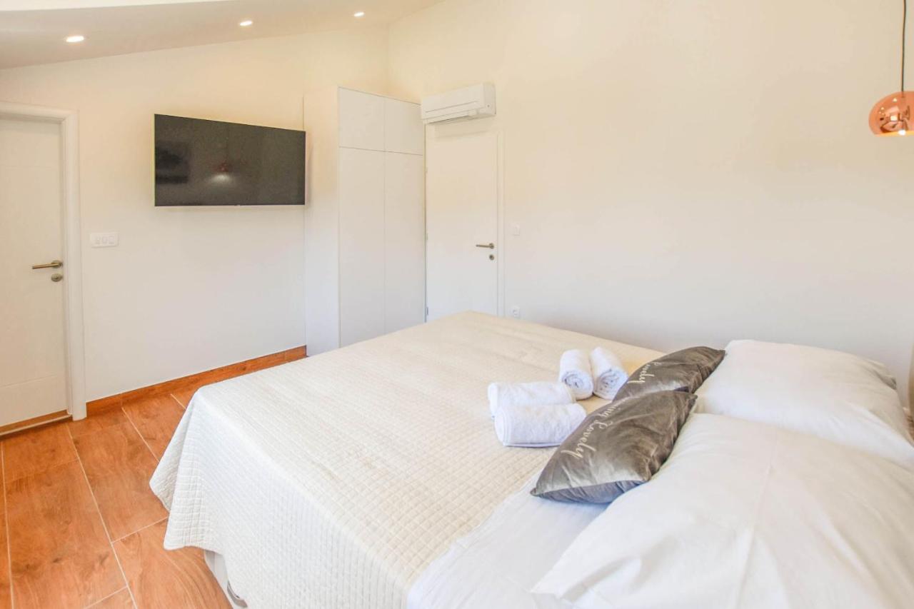 Apartment L And S On The Beach Ugrinici Esterno foto